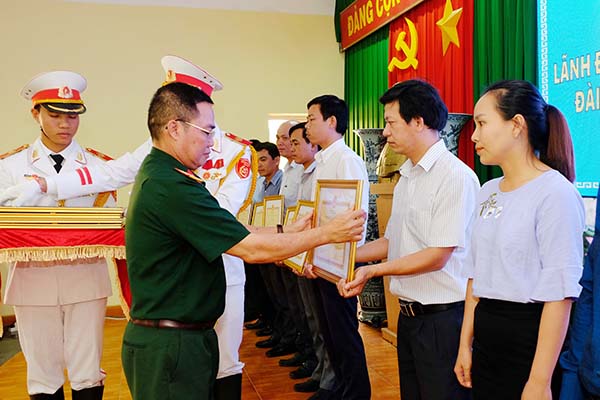 Đại tá Trần Văn Khương (Phó Chính ủy Bộ CHQS tỉnh) tặng giấy khen cho 15 tập thể, 25 cá nhân có nhiều đóng góp tích cực trong phối hợp tuyên truyền hoạt động của lực lượng vũ trang tỉnh năm 2018. Ảnh: Ngọc Thư.