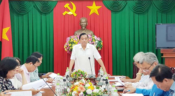 Chủ tịch Ủy ban MTTQ Việt Nam tỉnh Huỳnh Văn Tới phát biểu tại cuộc họp.