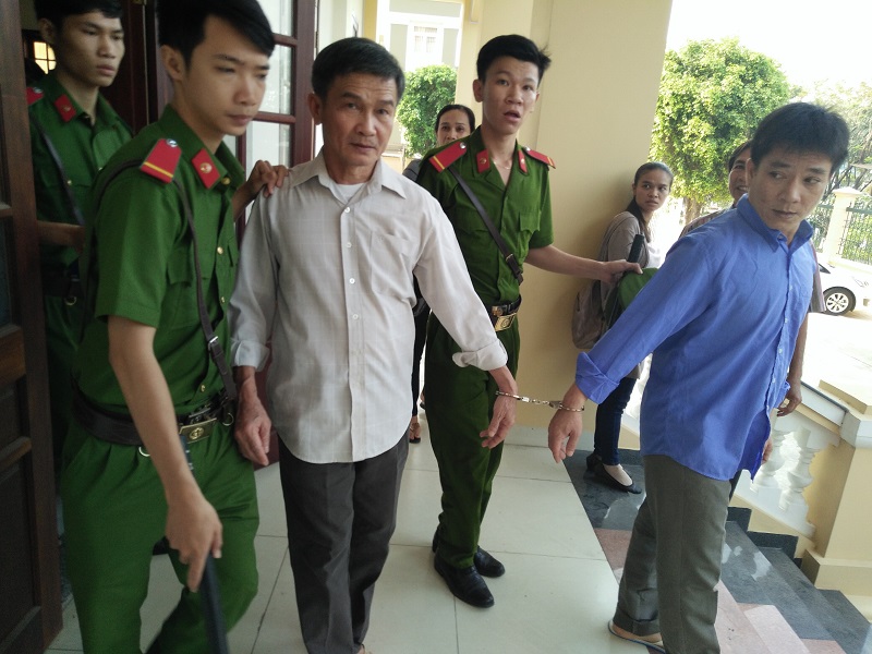 Hai bị cáo Thượng và Giang tại phiên tòa ngày 28-3-2018.