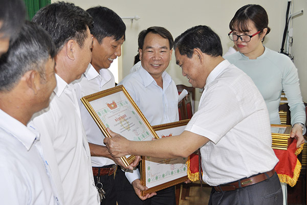 Ủy viên Ban TVTU, Chủ tịch Ủy ban MTTQ Việt Nam tỉnh Huỳnh Văn Tới trao bằng khen cho các cá nhân, tập thể có thành tích xuất sắc.