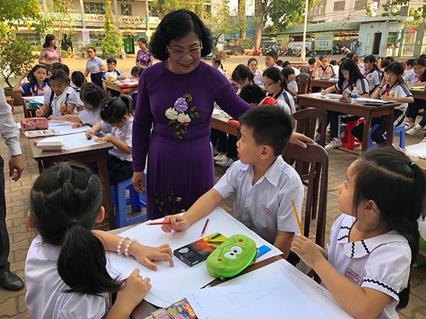 Chủ tịch Liên hiệp các Tổ chức hữu nghị tỉnh Bùi Ngọc Thanh động viên các em học sinh tham dự cuộc thi vẽ tranh tại Trường tiểu học Nguyễn Du