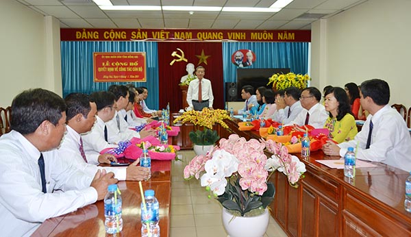 Chủ tịch UBND tỉnh Đinh Quốc Thái, giao nhiệm vụ cho các đồng chí nhận quyết định về công tác cán bộ đợt này.