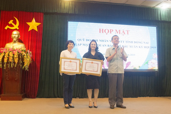 Chủ tịch UBND tỉnh Đinh Quốc Thái tặng bằng khen cho các doanh nghiệp ủng hộ Quỹ doanh nhân với ANTT