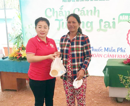 Chủ tịch Hội Chữ thập đỏ tỉnh Đỗ Thị Phước Thiện trao quà cho người nghèo xã Mã Đà (huyện Vĩnh Cửu)                     