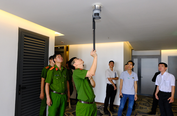 Lực lượng Cảnh sát phòng cháy, chữa cháy Công an tỉnh kiểm tra thiết bị báo khói tại một tòa nhà cao tầng ở TP.Biên Hòa