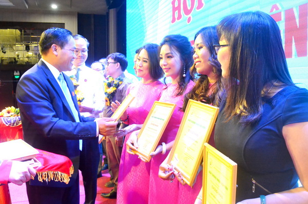 Chủ tịch Hội Doanh nhân trẻ Đồng Nai Đặng Văn Điềm trao giấy chứng nhận kết nạp hội viên mới cho các doanh nhân