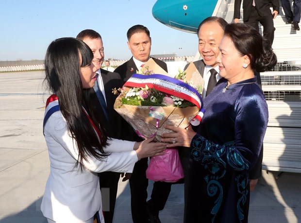  Lễ đón Chủ tịch Quốc hội Nguyễn Thị Kim Ngân tại sân bay Orly. (Ảnh: Trọng Đức/TTXVN)