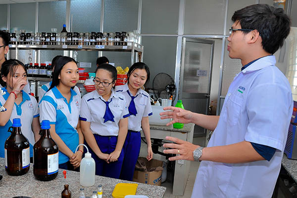 Học sinh Trường THPT Nam Hà và THPT Nguyễn Hữu Cảnh (TP.Biên Hòa) tham gia chương trình hướng nghiệp thực tế tại Trường đại học Lạc Hồng trong mùa tư vấn tuyển sinh của các trường đại học, cao đẳng