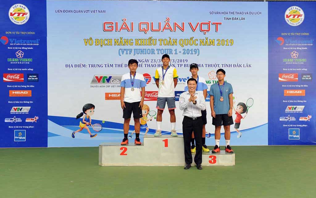 Ban tổ chức trao huy chương cho các tay vợt đạt thứ hạng cao