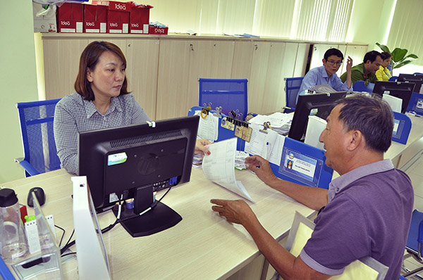 Người dân làm thủ tục cấp đổi giấy phép lái xe tại Trung tâm hành chính công tỉnh Đồng Nai. Ảnh: T.HẢI