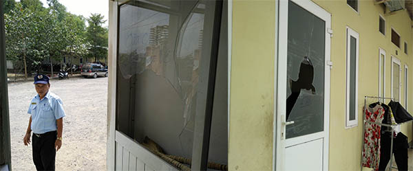 Nhiều cửa kính chốt bảo vệ và trong khu nhà ở công nhân của Công ty N.N bị đập vỡ