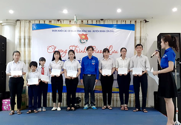 Đồng chí Vy Hoài Vũ, Bí thư Đoàn khối các cơ quan tỉnh  trao học bổng cho học sinh nghèo trên đảo.