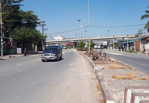 Một khu vực dải phân cách trơ trọi, gây mất thiện cảm trên đường Bùi Hữu Nghĩa (TP.Biên Hòa) cần có thêm những mảng xanh, bồn hoa…. (Ảnh chụp vào ngày 2-4-2019)