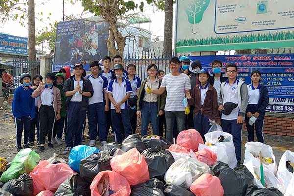 Thầy trò lớp 11A9 Trường THPT Long Thành tập kết rác chờ thu gom sau khi dọn rác gần khu vực của trường. Ảnh: M.THÀNH