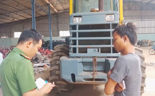 Công an huyện Trảng Bom lấy lời khai tài xế và phụ xe về hành vi đổ trộm rác thải ra môi trường