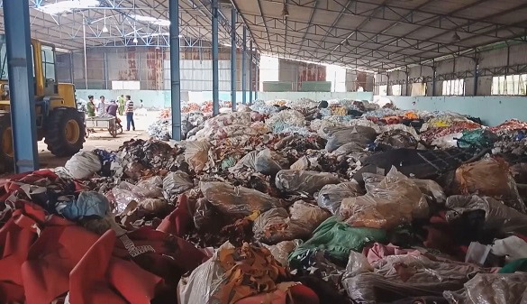 Cơ quan công an phát hiện số lượng lớn rác thải công nghiệp chất đầy trong nhà xưởng