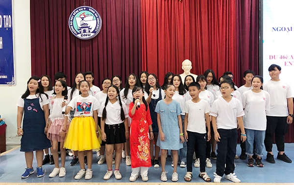 Học sinh các trường có dạy tiếng Pháp tại Biên Hoà đồng ca chào mừng Ngày thiết lập quan hệ ngoại giao Việt Pháp