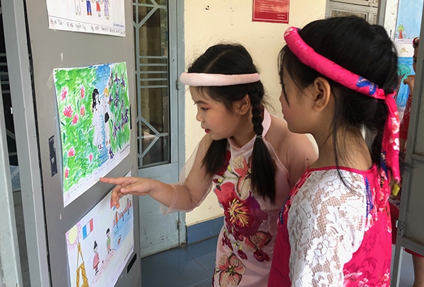Triển lãm tranh Tình hữu nghị Việt Nam Pháp do các em học sinh thể hiện