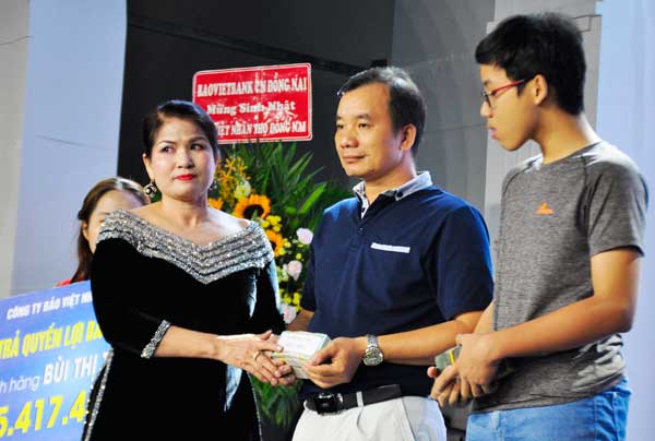 Giám đốc Bảo Việt Nhân Thọ Đồng Nai Lê Thị Minh Phượng, trao trên 700 triệu đồng cho người thân khách hàng Bùi Thị Tuyết Ánh