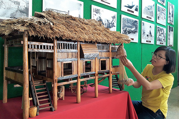 Mô hình nhà sàn người Mường của ông Nguyễn Đình Du (người dân tộc Mường, ngụ xã Phú Túc, huyện Định Quán) được trưng bày tại Bảo tàng Đồng Nai