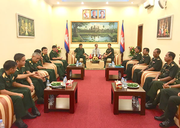 Đại tá Trần Ngọc Khải thăm chúc tết các đơn vị thuộc Quân đội Hoàng gia Campuchia