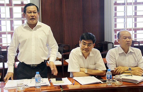 Giám đốc Sở Tài nguyên - môi trường Đặng Minh Đức báo cáo tiến độ triển khai dự án khu liên hiệp xử lý chất thải rắn sinh hoạt công nghiệp và nguy hại tại xã Bàu Cạn (huyện Long Thành). 