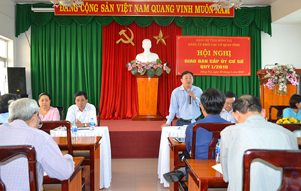 Bí thư Đảng ủy Khối các cơ quan tỉnh Nguyễn Hữu Định chủ trì thảo luận tại hội nghị.