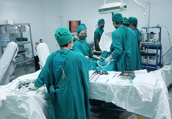 Các bác sĩ Bệnh viện đa khoa khu vực  Long Khánh chuyển giao kỹ thuật mổ nội soi ruột thừa cho bác sĩ Trung tâm y tế huyện Xuân Lộc