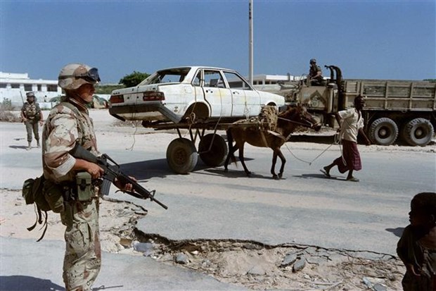 Binh sỹ Mỹ tuần tra trên một phố ở thủ đô Mogadishu, Somalia. (Ảnh: AFP/TTXVN)