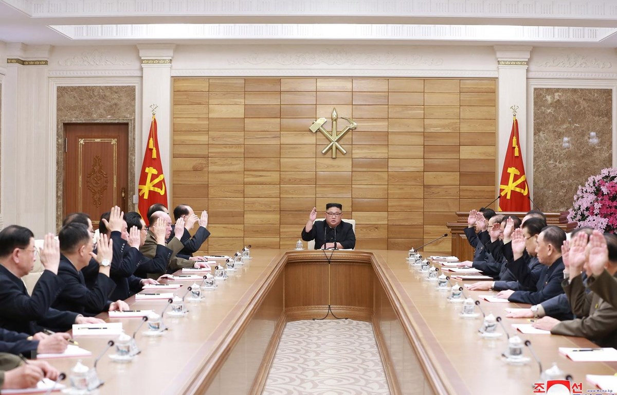 Nhà lãnh đạo Triều Tiên Kim Jong-un (giữa) phát biểu tại cuộc họp mở rộng của Bộ Chính trị Trung ương đảng Lao động Triều Tiên, ngày 9-4. (Ảnh: Yonhap/TTXVN)
