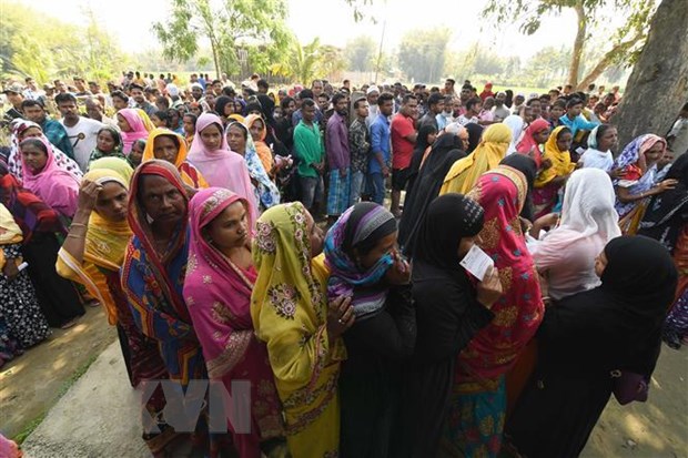 Cử tri Ấn Độ xếp hàng chờ bỏ phiếu tại một địa điểm bầu cử ở làng Samuguri, cách thủ phủ Guwahati, bang Assam khoảng 150 km ngày 11-4. (Nguồn: AFP/TTXVN)
