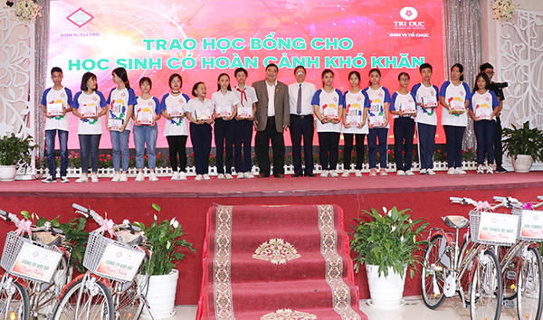  Phó giám đốc Sở GD-ĐT Đào Đức Trình cùng dự và trao học bổng cho học sinh tại chương trình.