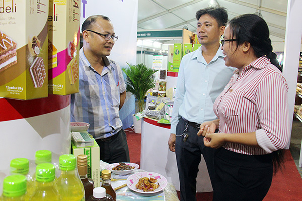 Người tiêu dùng tham quan gian trưng bày sản phẩm tại Hội chợ Hàng Việt Nam chất lượng cao tỉnh Đồng Nai năm 2018. Ảnh: H.Hải