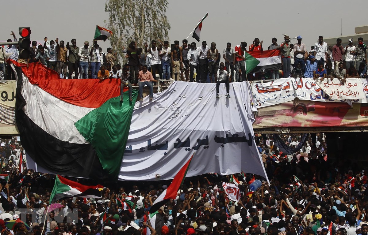 Người biểu tình Sudan tập trung trên đường phố thủ đô Khartoum sau khi Tổng thống nước này, ông Omar al-Bashir bị quân đội bắt giữ, ngày 11-4-2019. (Ảnh: AFP/TTXVN)