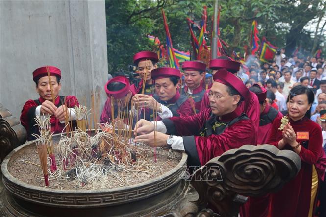 Các đại biểu dâng hương tại Đền Thượng. Ảnh: Thành Đạt -TTXVN