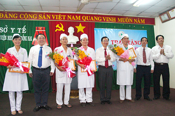 Giám đốc Sở Y tế Phan Huy Anh Vũ khen thưởng các cá nhân, tập thể của Bệnh viện nhi đồng Đồng Nai đã kịp thời cứu chữa bệnh nhi L.Đ.N.