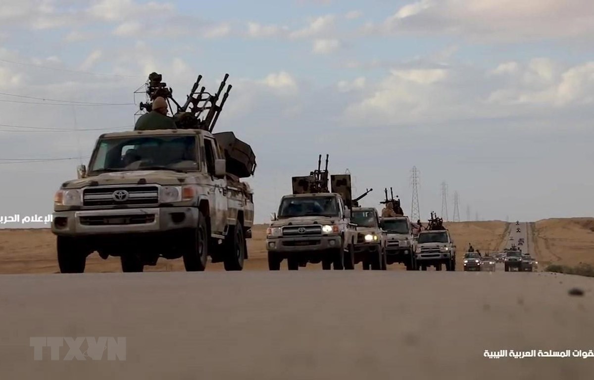 Đoàn xe quân sự thuộc Lực lượng tự xưng Quân đội quốc gia Libya hướng về miền Đông Libya và Tripoli ngày 3-4-2019. (Ảnh: AFP/TTXVN)
