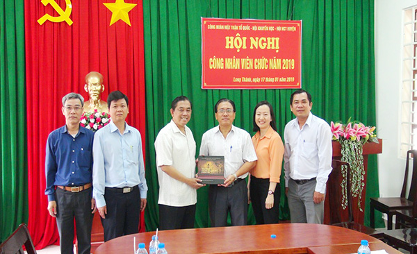 Chủ tịch Ủy ban MTTQ Việt Nam tỉnh Huỳnh Văn Tới đến thăm và tặng ấn phẩm Văn hóa các dân tộc thiểu số Đồng Nai tại huyện Long Thành