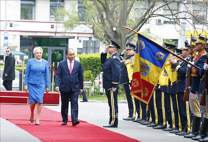 Thủ tướng Nguyễn Xuân Phúc và Thủ tướng Romania Viorica Dancila duyệt đội danh dự. Ảnh: Thống Nhất –TTXVN