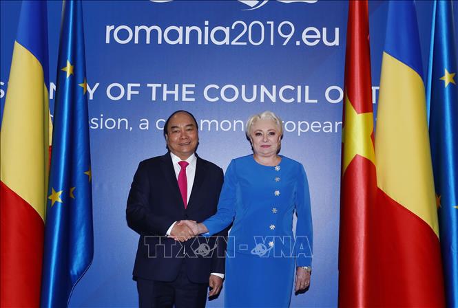 Thủ tướng Nguyễn Xuân Phúc và Thủ tướng Romania Viorica Dancila chụp ảnh chung tại Lễ đón chính thức. Ảnh: Thống Nhất –TTXVN
