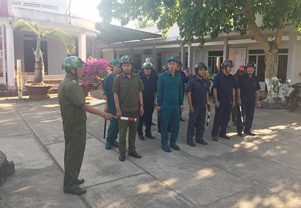 Lực lượng công an, dân quân và Đội dân phòng xe ôm xã Bàu Hàm 2 (huyện Thống Nhất) triển khai nhiệm vụ trước giờ tuần tra trên địa bàn