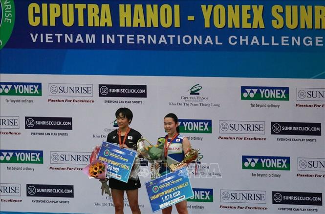 Tay vợt Nhật Bản Hirari MIZUI (bên phải) giành chức vô địch sau khi vượt qua tay vợt Hàn Quốc Se Young AN (bên trái). Ảnh: Trọng Đạt/TTXVN