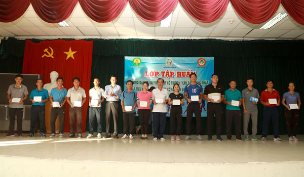 Ban tổ chức trao giấy chứng nhận cho các học viên hoàn thành lớp tập huấn