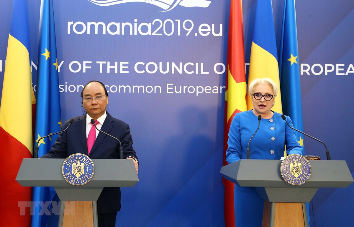 Thủ tướng Nguyễn Xuân Phúc và Thủ tướng Romania Viorica Dancila họp báo thông báo kết quả hội đàm giữa hai nước. (Ảnh: Thống Nhất –TTXVN)