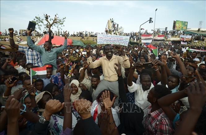 Trong ảnh: Hàng nghìn người biểu tình tập trung bên ngoài tổng hành dinh của quân đội Sudan ở Khartoum ngày 14-4. Ảnh: AFP/TTXVN