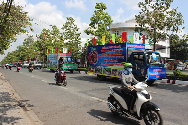 Đoàn xe diễu hành tuyên truyền về an toàn thực phẩm diễu hành trên đường phố (ảnh: Hoàn Lê)