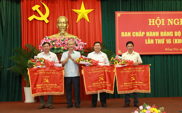 Bí thư Tỉnh ủy Nguyễn Phú Cường trao cờ cho 3 Đảng bộ trực thuộc đạt trong sạch vững mạnh tiêu biểu năm 2018