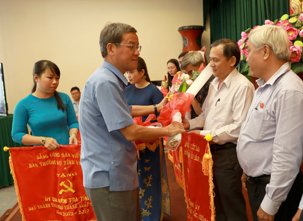 Phó bí thư Tỉnh ủy, Chủ tịch UBND tỉnh Đinh Quốc Thái trao cờ cho 12 ban cán sự Đảng, đảng đoàn và Ban thường vụ Tỉnh đoàn hoàn thành tốt nhiệm vụ. 