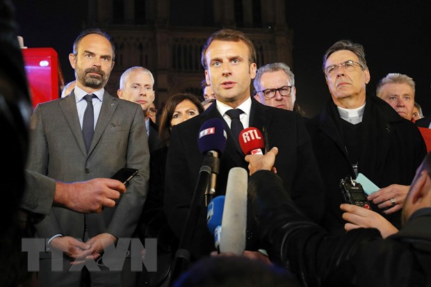 Tổng thống Pháp Emmanuel Macron (giữa), Thủ tướng Edouard Philippe (trái) và Bộ trưởng Văn hóa Franck Riester (thứ 2, trái) thị sát hiện trường vụ cháy Nhà thờ Đức Bà ở Paris ngày 15/4/2019. (Nguồn: AFP/TTXVN)