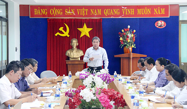 Phó chủ tịch UBND tỉnh Nguyễn Quốc Hùng chủ trì buổi làm việc.